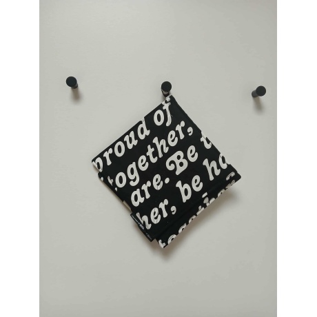 Tom of Finlandi pajalapid, musta värvi ja valge kirjaga